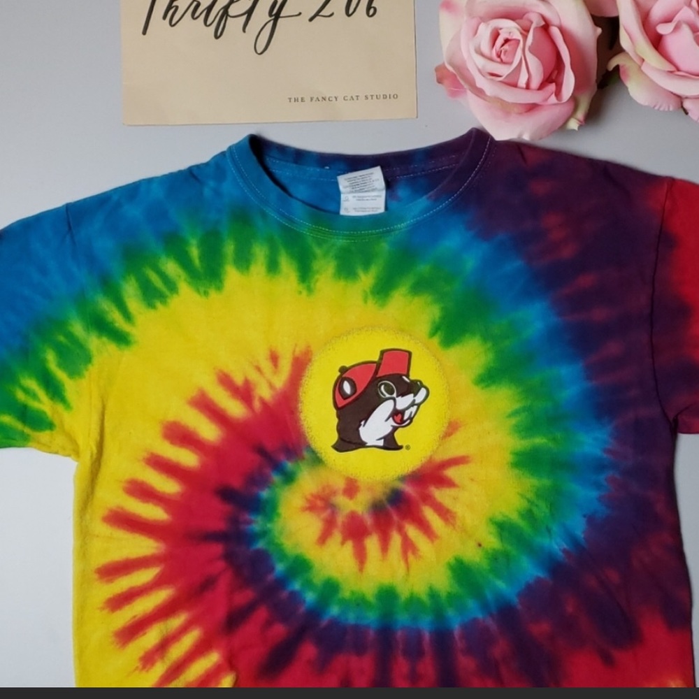 Bucee’s Peace, Love, Beaver Nuggets Cropped Tee